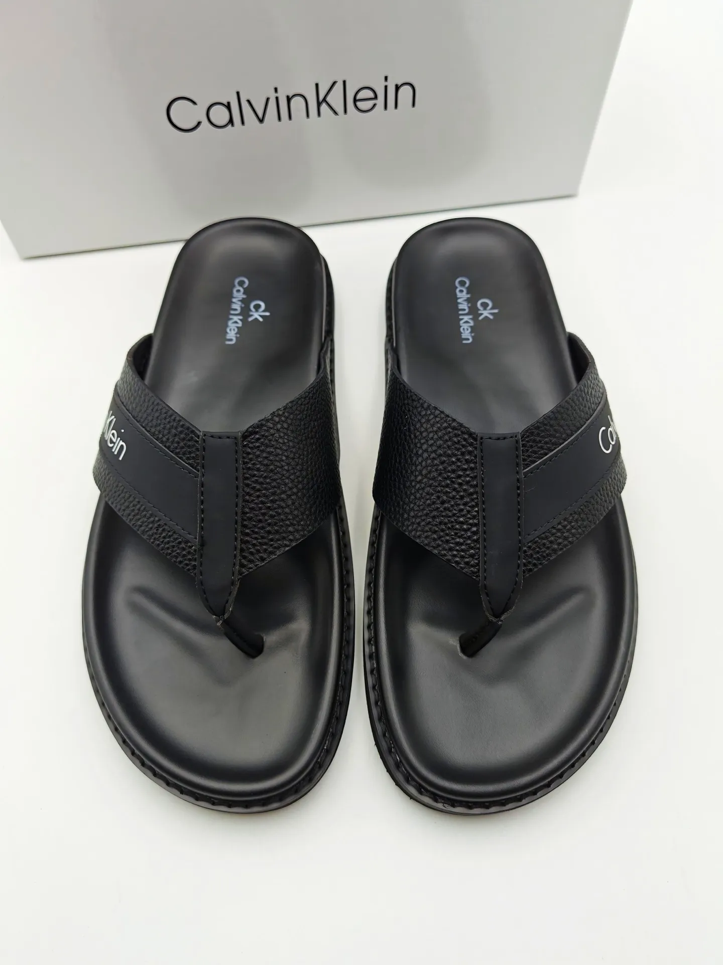 Men's shoes 💰300 Calvin Klein CK men's slippers, the upper of this slipper is made of imported cowhide, and the sole is also imported new EVA material. The foamed ultra-light outsole is more non-slip, three-dimensional and skin-friendly. Available from stock, long-term availability, Size: 38-46 yards.